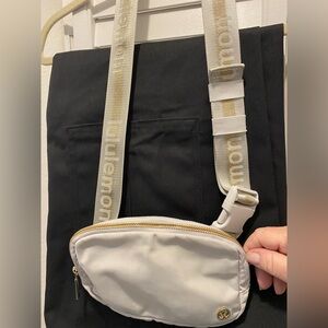 LULULEMON “Everywhere Crossbody Belt Bag” 7.5” Lt Gray/Gold Adjust Strap EUC